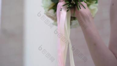 年轻的新娘婚礼衣服持有花束花城市白色奢侈品礼服时尚